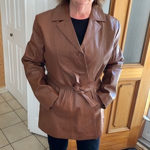 Brown leather women’s jacket Fits like Large